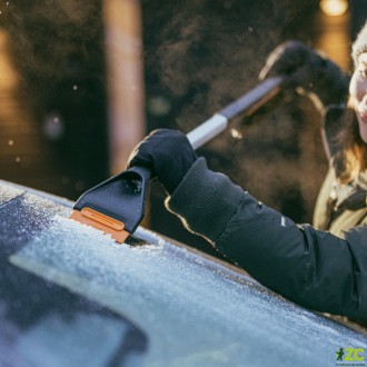 Smetáček se škrabkou Plus dlouhý  - 1078494 - Fiskars