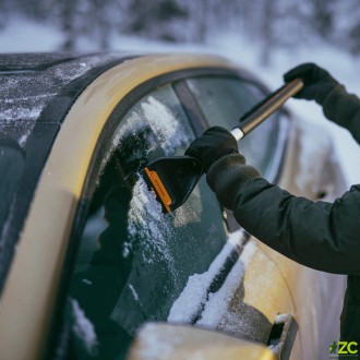 Smetáček se škrabkou Plus krátký  - 1078495 - Fiskars