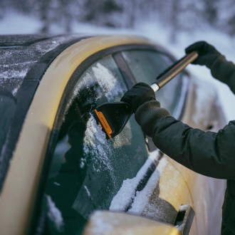 Smetáček se škrabkou Plus krátký  - 1078495 - Fiskars