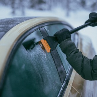 Smetáček se škrabkou Solid™ - 1078496 - Fiskars